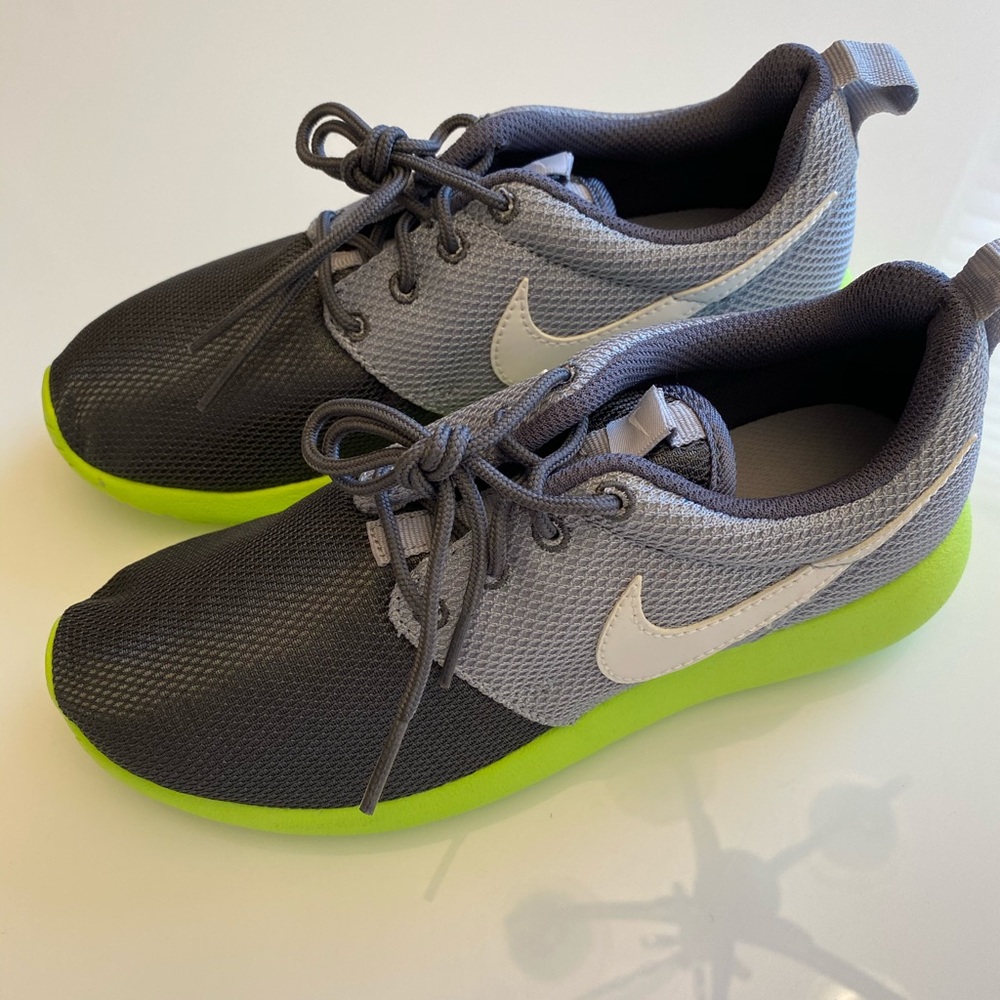 BNWB Nike ROSHERUN grey size 3.5 boys
